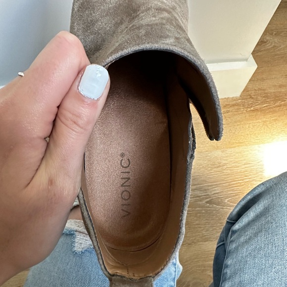 Size 9 vionic booties. Great condition - Picture 4 of 5